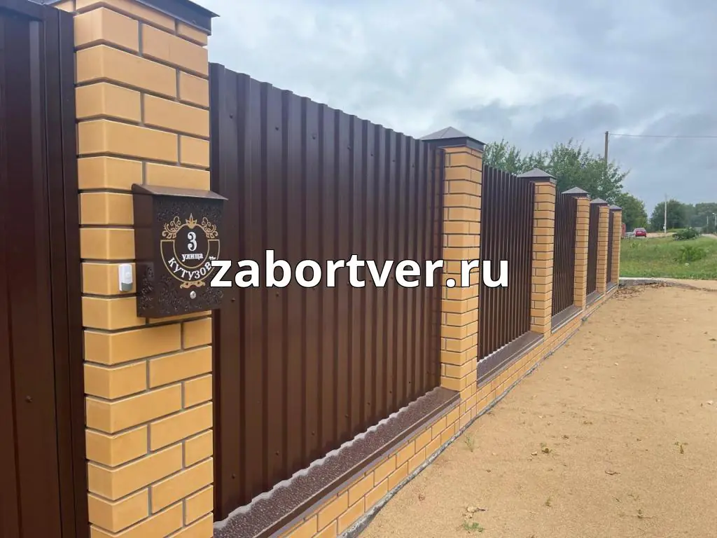 Элегантные заборы с кирпичными столбами под ключ в Твери: прочность и стиль для вашего участка