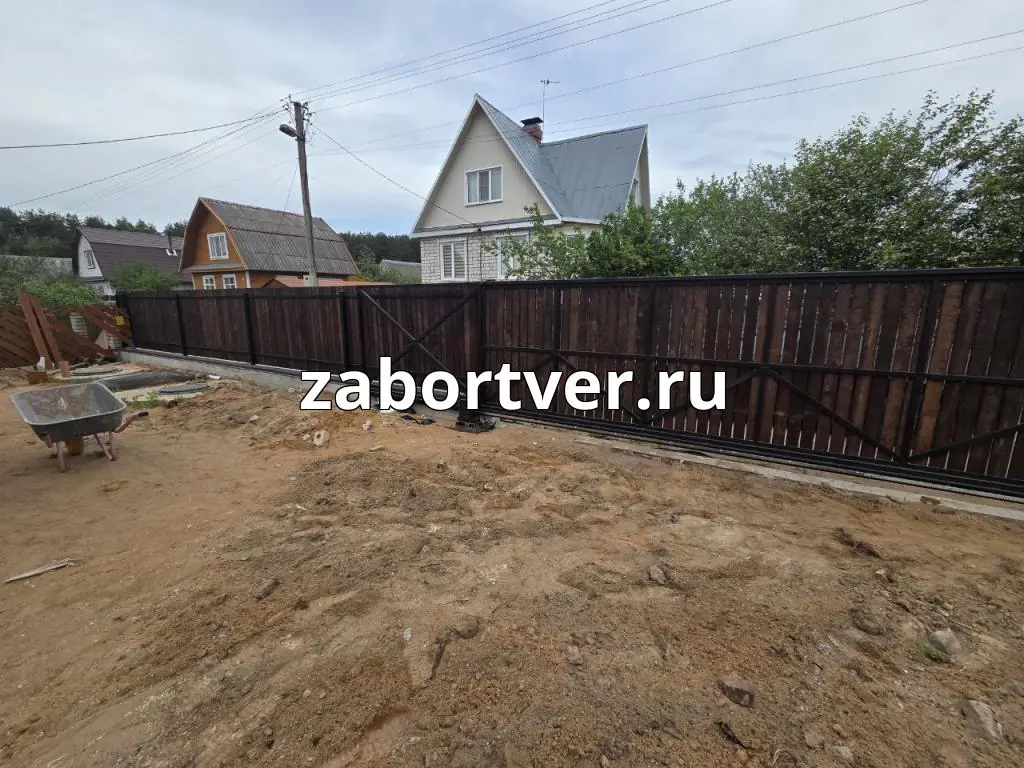 Деревянный забор на ленточном фундаменте с откатными воротами: Заказать под ключ в Твери и Тверской области